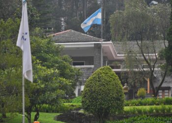 Ecuador, Argentina expel envoys amid diplomatic clash