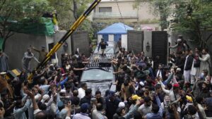 Pakistan: Police storms Imran Khan’s home in Lahore, arrests 30