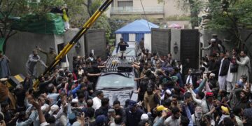 Pakistan: Police storms Imran Khan’s home in Lahore, arrests 30