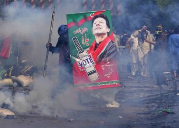 Pakistan Rangers retreat from Imran Khan’s residence after court order; celebration among his supporters