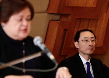 Philippines confronts Chinese diplomats over sea disputes