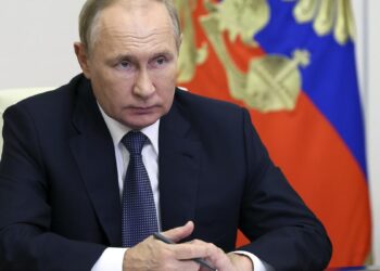 Putin makes surprise trip to Mariupol, first to occupied Donbas in Ukraine