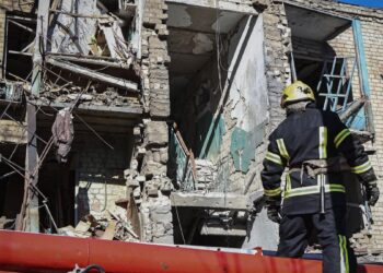 Russian missile hits Ukrainian apartment building; 1 killed