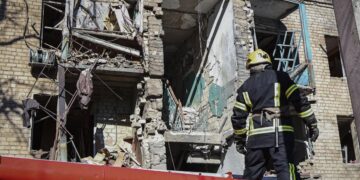 Russian missile hits Ukrainian apartment building; 1 killed