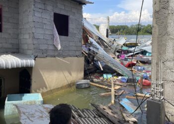 Strong earthquake kills at least 14 in Ecuador, 1 in Peru