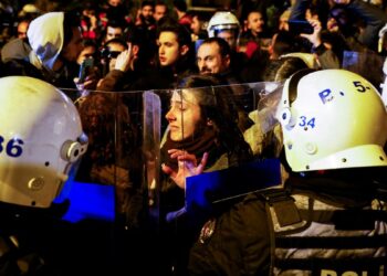 Women in Turkey brave ban on Istanbul march, get tear-gassed