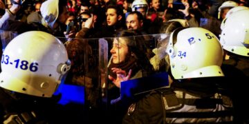Women in Turkey brave ban on Istanbul march, get tear-gassed