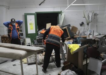 Israeli police clash with Palestinian worshipers at Jerusalem’s Al-Aqsa mosque