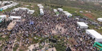 Thousands of Israelis march to illegal West Bank outpost as tensions mount