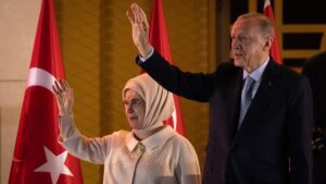 Erdogan confronts polarised Turkey after historic win