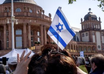 Jewish groups and city officials protest against Roger Waters concert in Frankfurt