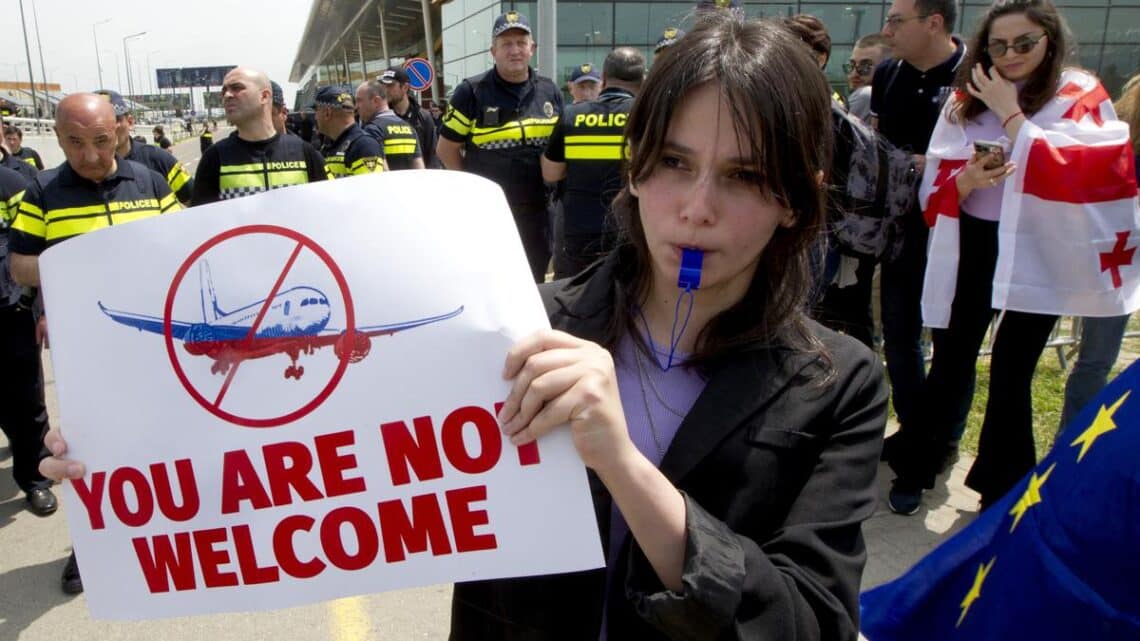 Russia-Georgia flights resume despite protests, strained ties