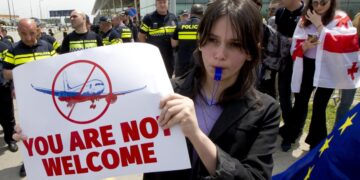 Russia-Georgia flights resume despite protests, strained ties