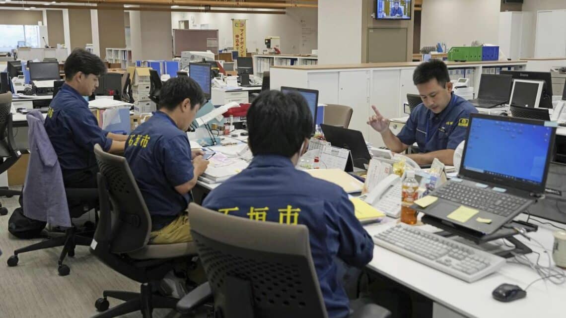 Japan keeps missile defence alert after North Korea deadline expires Japan keeps missile defence alert after North Korea deadline expires