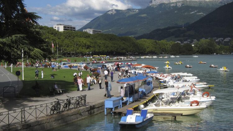 Knife attacker injures several people, including children, in French Alpine town