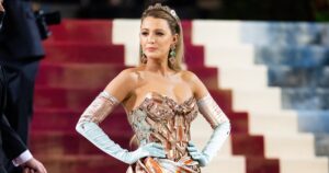 Blake Lively Hops Rope To Fix Kensington Palace Exhibit
