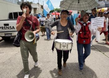Guatemalans protest court interference in presidential election