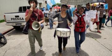 Guatemalans protest court interference in presidential election