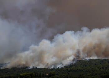 Highways closed, oil refinery threatened as Greek wildfires rage on