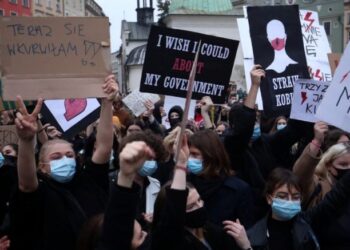 Polish women protest outside police stations