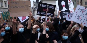 Polish women protest outside police stations