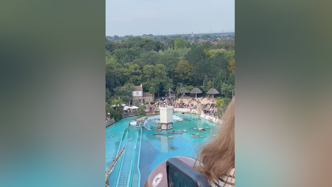 Diving platform collapses at amusement park’s acrobat show