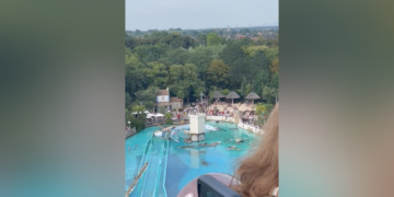 Diving platform collapses at amusement park’s acrobat show