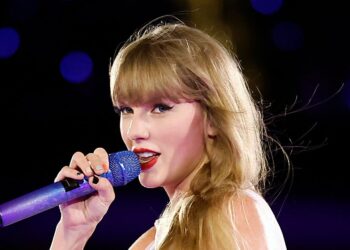 Taylor Swift Hands Kobe Bryant's Daughter A Hat On Eras Tour