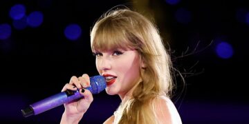 Taylor Swift Hands Kobe Bryant's Daughter A Hat On Eras Tour