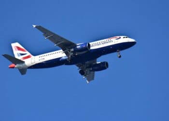 Married pilot snorts cocaine off topless woman in booze-fueled romp before flight: report