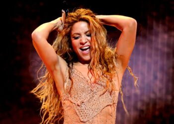 Shakira Is Electric During VMAs Video Vanguard Award Performance