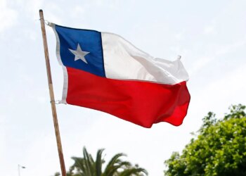 Chile shuts down a popular glacier, sparking debate over climate change and adventure sports