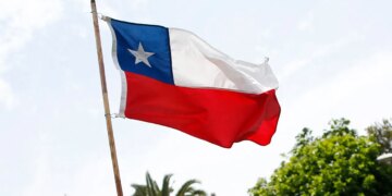 Chile shuts down a popular glacier, sparking debate over climate change and adventure sports