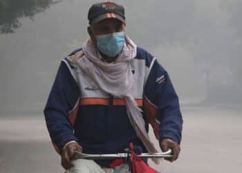 Heavy smog in Pakistan’s capital leaves thousands sick, forces school closures