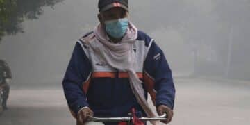 Heavy smog in Pakistan’s capital leaves thousands sick, forces school closures