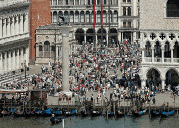 Venice rolls out day-tripper fee to try to regulate mass crowds on peak weekends