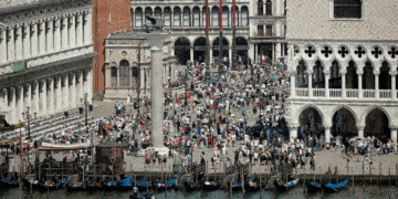 Venice rolls out day-tripper fee to try to regulate mass crowds on peak weekends