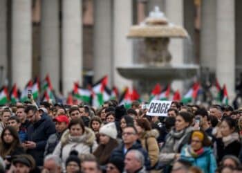 Pope Francis laments violence in Gaza, Ukraine during annual Christmas speech and call for peace