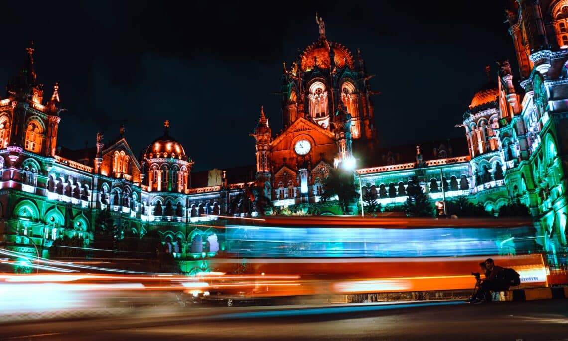 10 Best Fashion Street Shopping Places in Mumbai