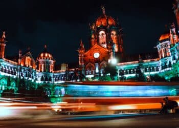 10 Best Fashion Street Shopping Places in Mumbai