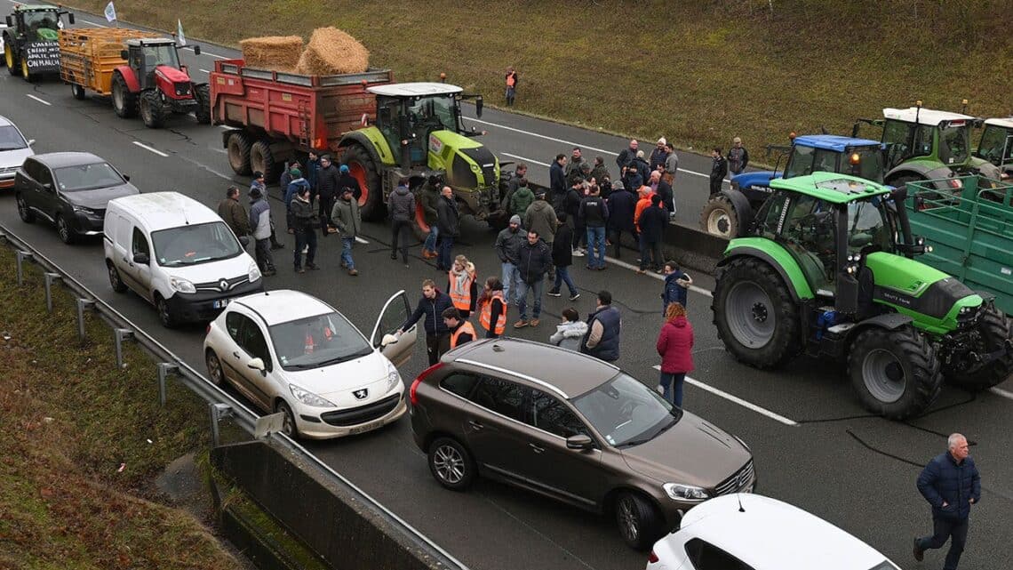 1 killed, 2 others injured at French farmers’ protest barricade