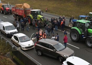 1 killed, 2 others injured at French farmers’ protest barricade