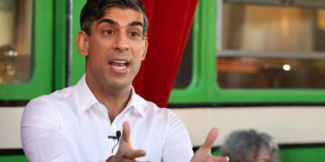 UK Leader Rishi Sunak Faces Rebellion Within Party Over Migrant Policy
