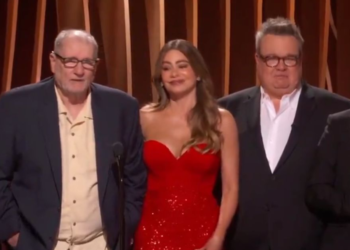 'Modern Family' Cast Begs For Their Old Jobs Back In Hilarious SAG Awards Speech