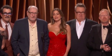'Modern Family' Cast Begs For Their Old Jobs Back In Hilarious SAG Awards Speech