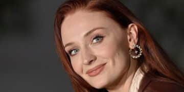 Social Media Users Defend Sophie Turner Against Mom-Shaming Comments