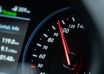 EU requires cars come with tech that slows cars when speeding, UK opts out