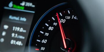 EU requires cars come with tech that slows cars when speeding, UK opts out