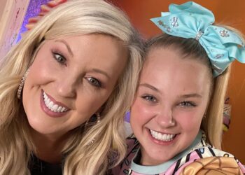 JoJo Siwa Says Her Mom Began Bleaching Her Hair At Age 2, And People Are Disturbed