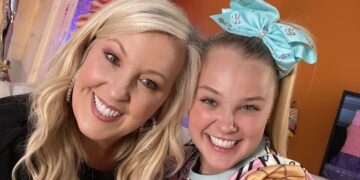 JoJo Siwa Says Her Mom Began Bleaching Her Hair At Age 2, And People Are Disturbed